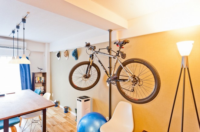自転車の壁掛け方法 おすすめスタンドやフックで屋外にディスプレイ