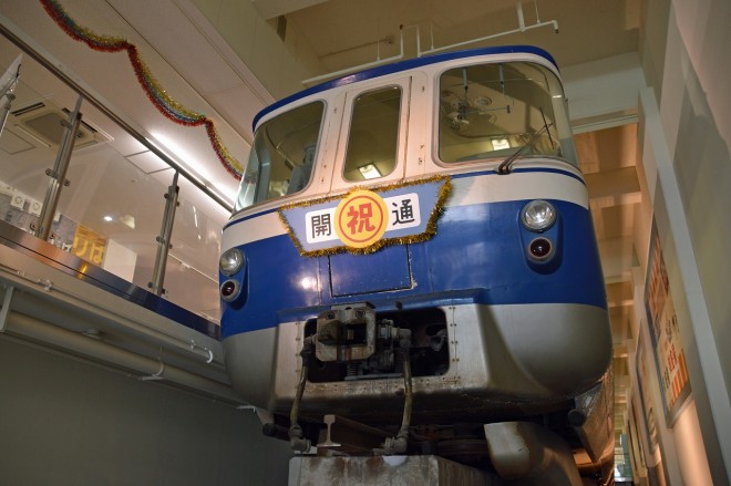 姫路市の手柄山中央公園にある交流ステーション（旧・手柄山駅）に保存されているモノレールの車両。