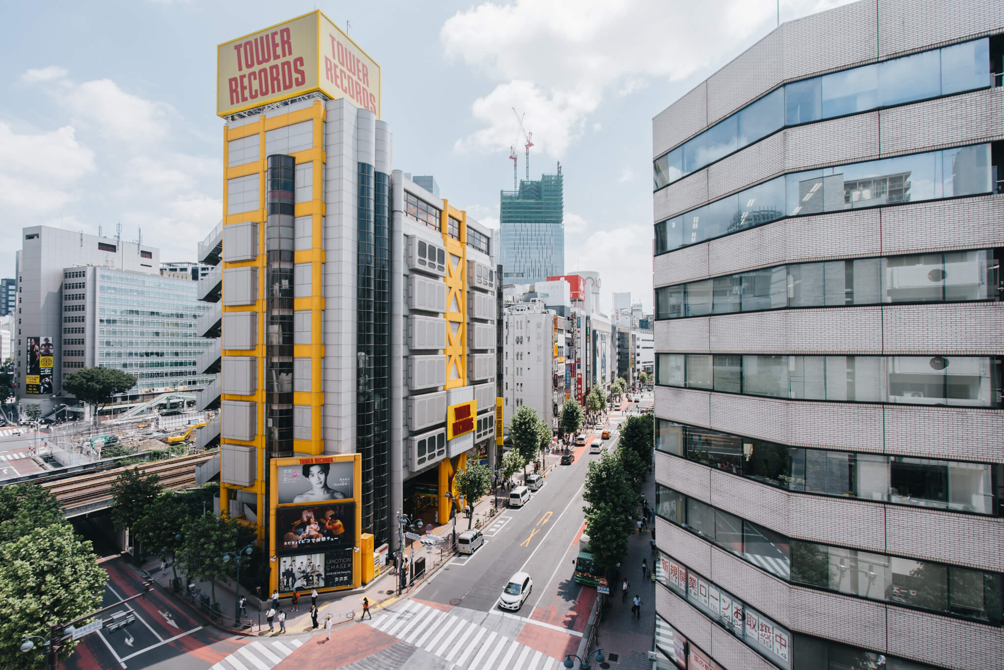 渋谷駅徒歩5分。これぞ渋谷！と言う風景を見下ろすビルに、アセットナビ渋谷店の店舗があります。