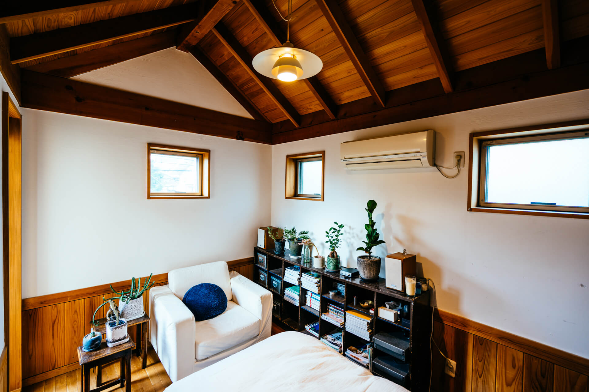 ご家族と暮らす、天然の木や、漆喰など天然素材にこだわって建てられたご自宅。Tetsuさんの自室は6畳ほどのスペース。
