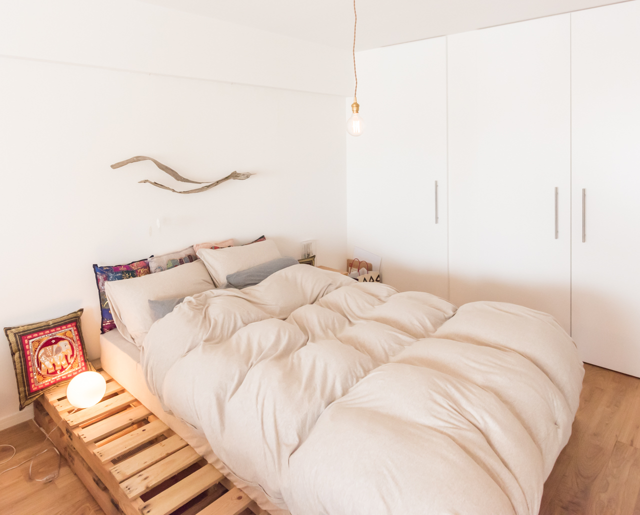 和田さんちのベッドは、木製パレットにマットを置いただけという究極のシンプル！枕元の流木の飾り方もとても素敵です。（このお部屋はこちら）