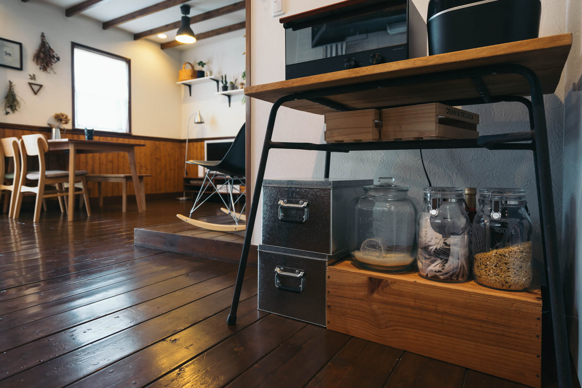 maimai さんのお部屋のキッチン収納は、古家具店で購入したテーブル。トタンボックス、クッキージャーなどにセンス良く収まります