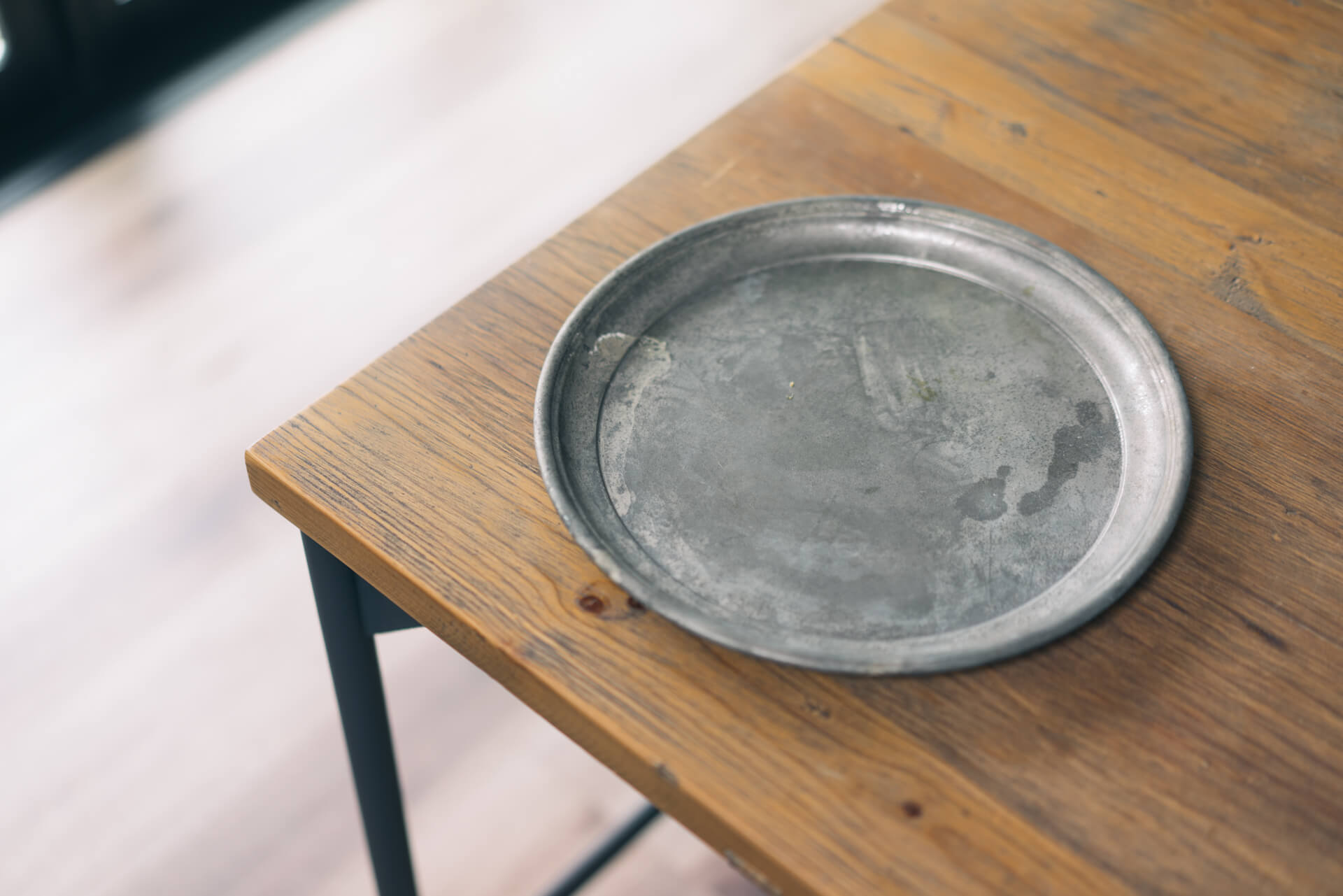 西荻窪poubelle（https://poubelle0702.jimdo.com/）で購入したアンティークの大皿は、朝食のワンプレートとして使ったり、お盆としても使います。