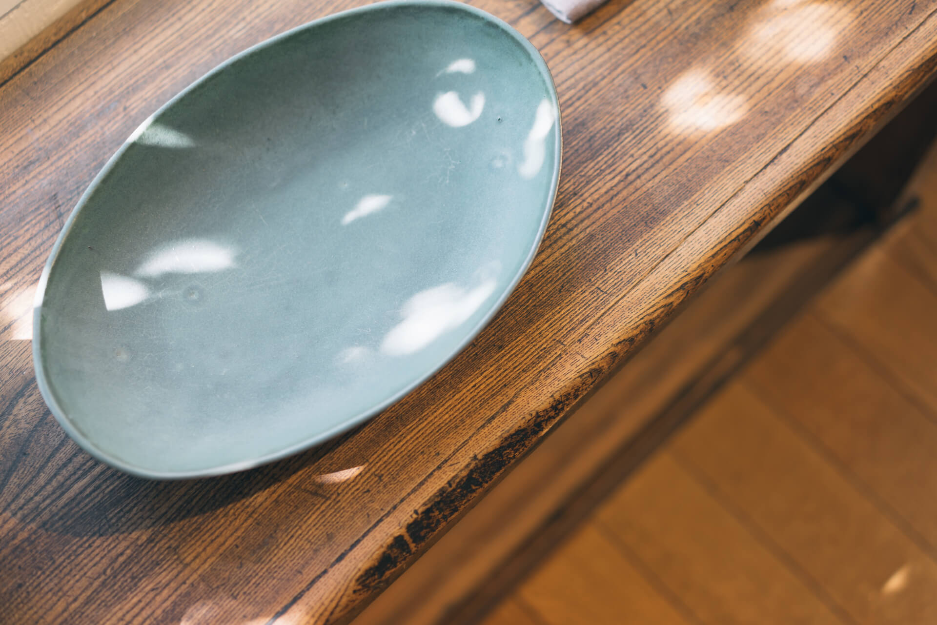 なんとも印象的な色合いの楕円のお皿は、平野日奈子さんのもの。「白い器に載せるのとまた違った映え方をするので、食材との取り合わせも楽しめますね」