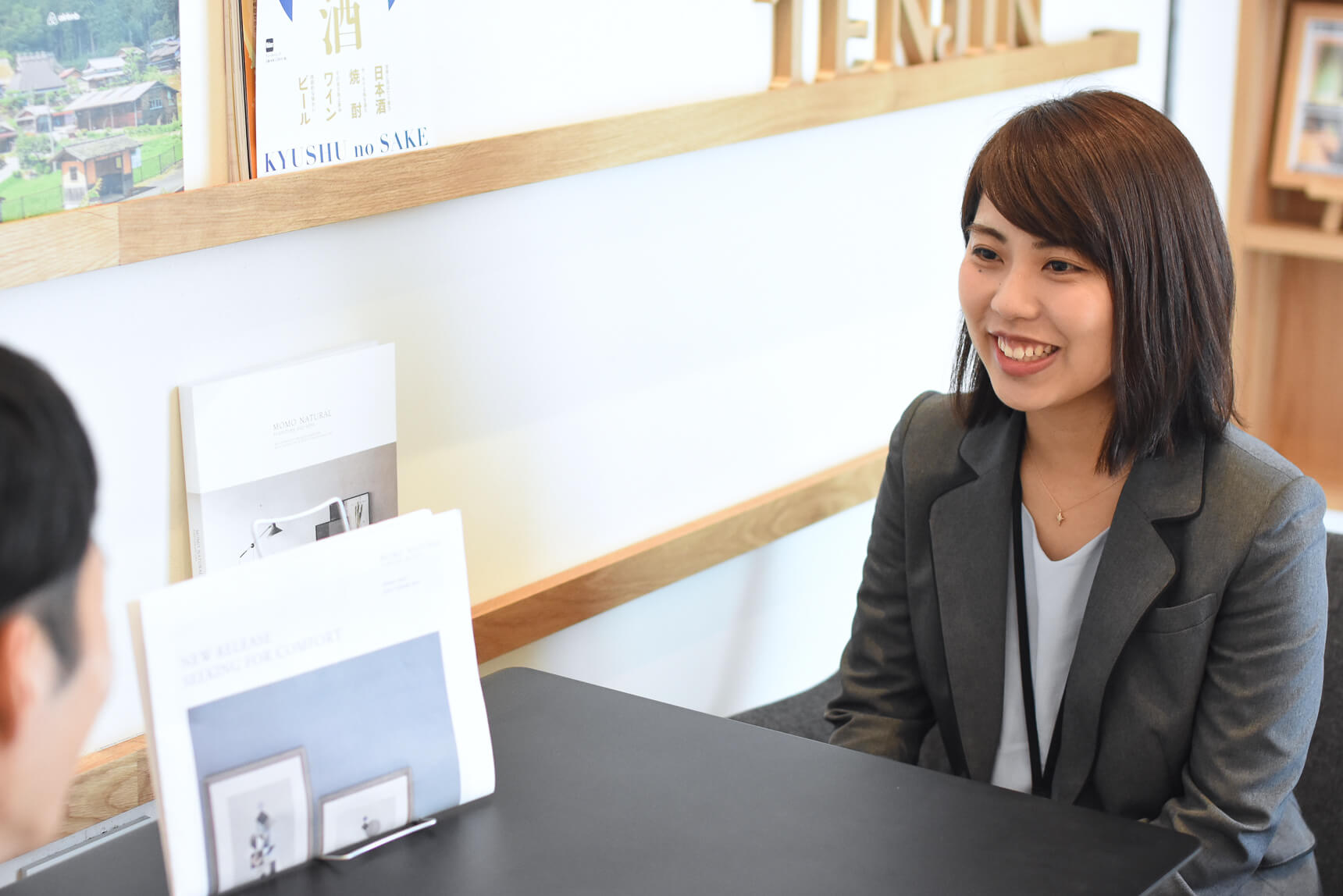 是澤まゆさんは、新卒2年目。三好不動産で働く人たちの「人の良さ」をみて、入社を決意。「お客様のことをよく知って、そこから提案ができるということが、自分に合っているなと思い入社いたしました」