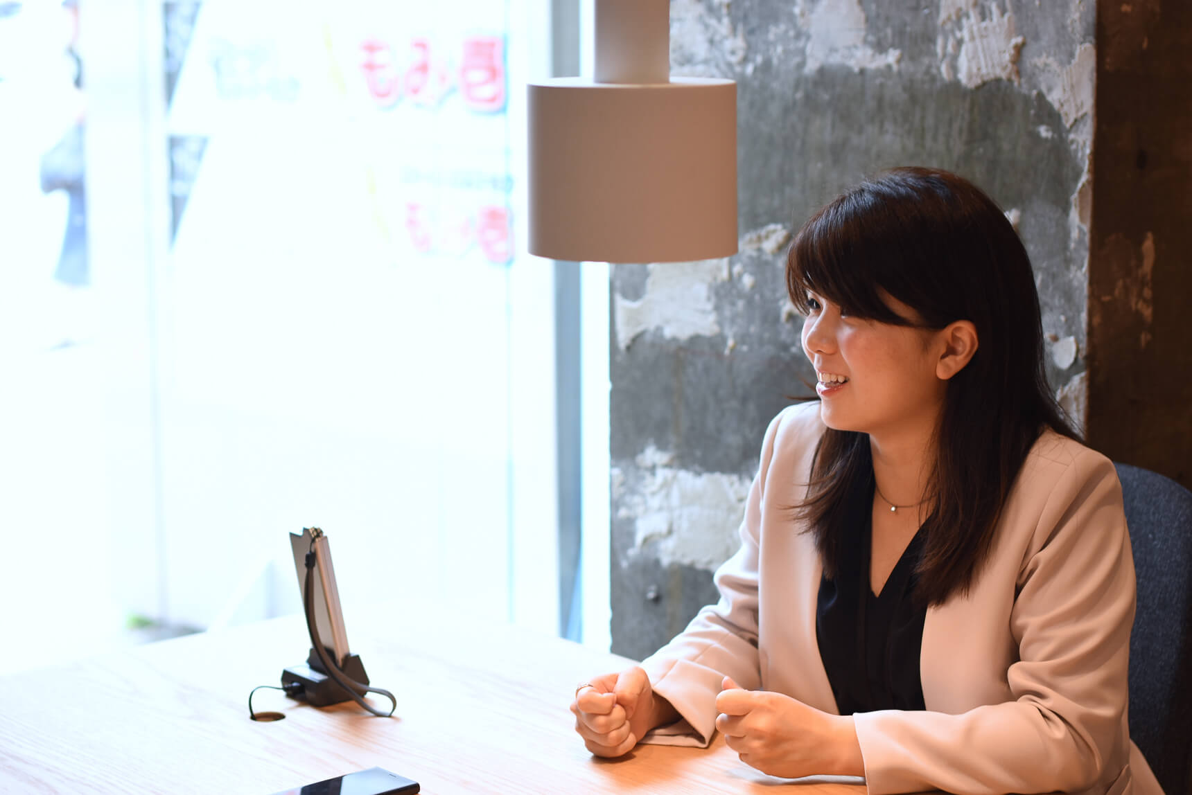 桝谷美咲さんは、社会人6年目。「以前、金融のお仕事に就いていたこともあって、お部屋探しだけではなくて、お客様のライフプランニングも一緒にご相談に乗れたらいいな、と思っています」