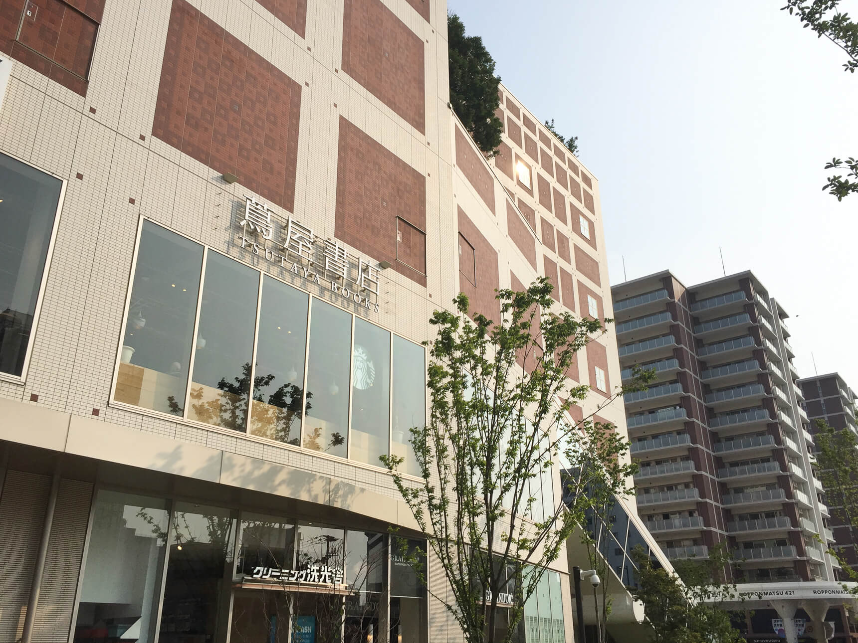 九州最大級のプラネタリウムがある福岡市科学館科学館六本松421には、おしゃれさんが集まるスタバ併設の蔦屋書店のほか、スーパーやドラッグストアも入っていて生活利便性も万全。
