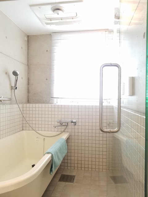 お風呂にも窓！そしてこのバスルーム、天井にミストサウナがついています。これは贅沢。