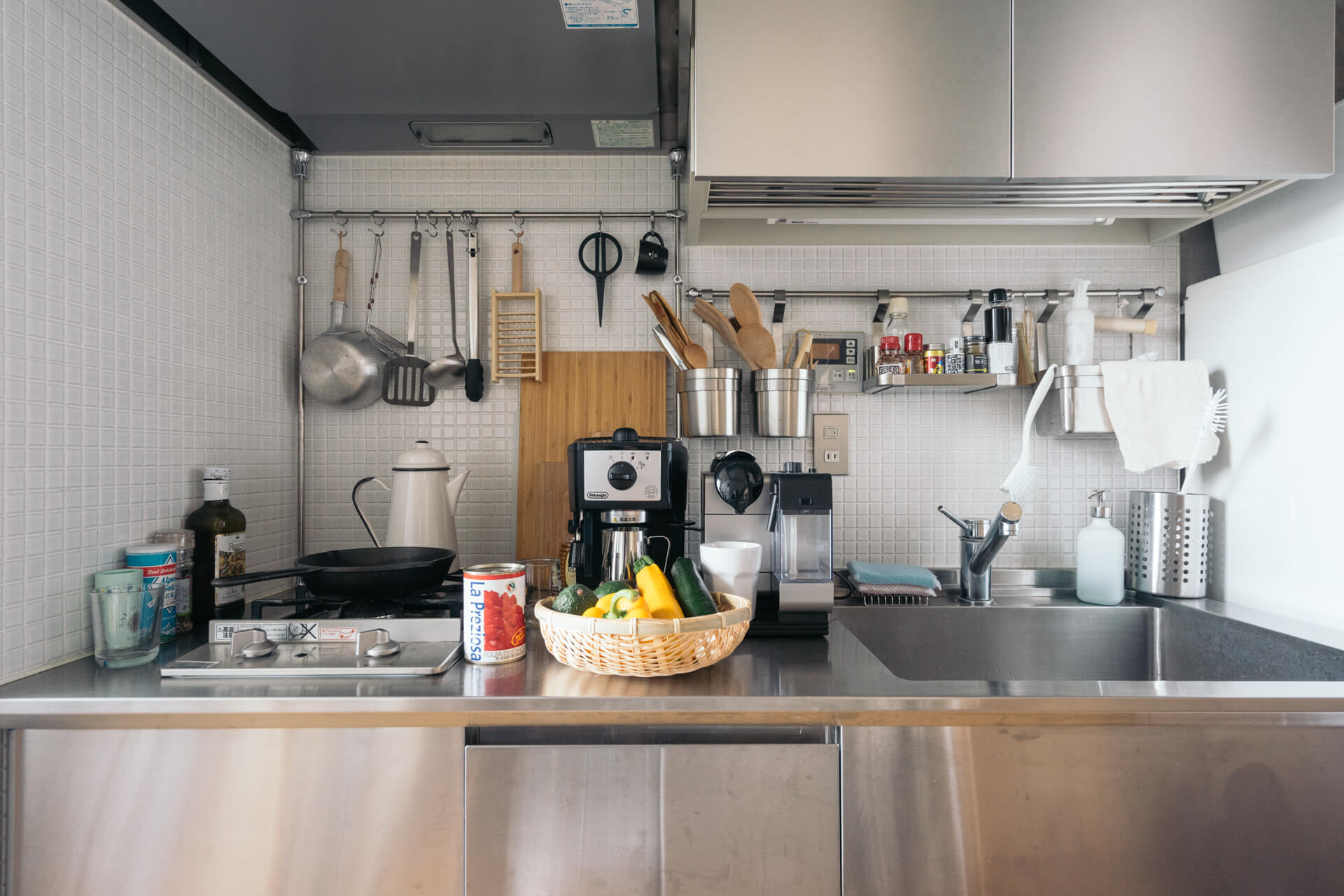 狭いキッチン どうやって使ってる 料理好きさんの工夫まとめ Goodroom Journal