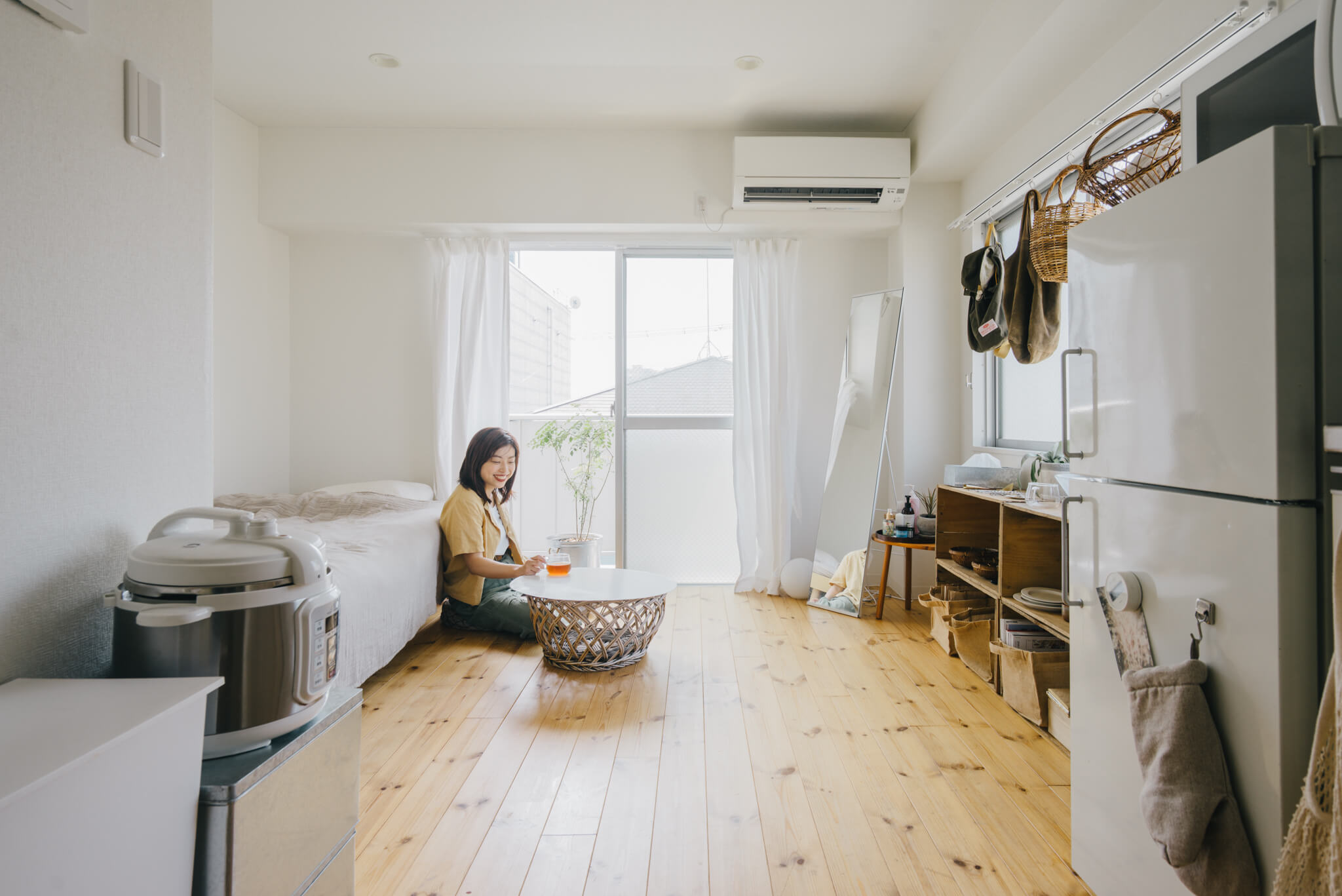 無垢床のワンルームに暮らすmauさんのお部屋は、ベッドの前に床座のスタイル。