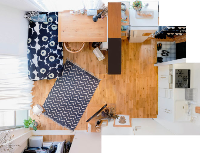 大きなデスクと、空間を仕切って繋ぐ棚。巧みな家具配置で使いこなすワンルーム | goodroom journal