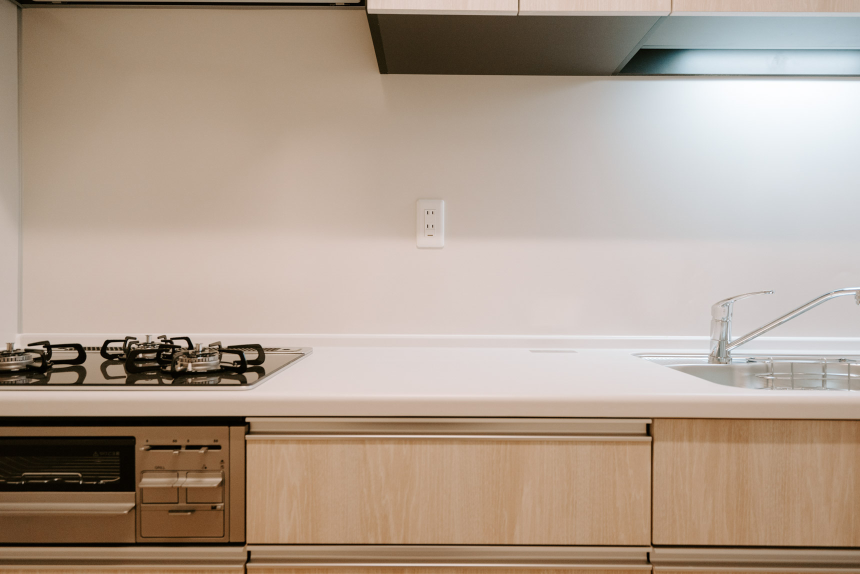 キッチンパネルには、キッチン家電を使ったり、スマホやタブレットの充電ができる、コンセントも新設。