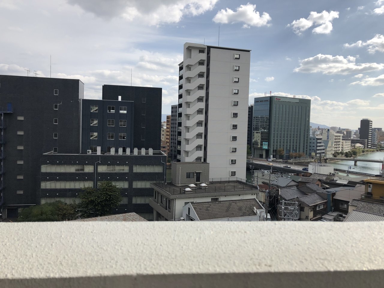 窓の外、右側には那珂川が見えています。（写真は8階からの眺望）