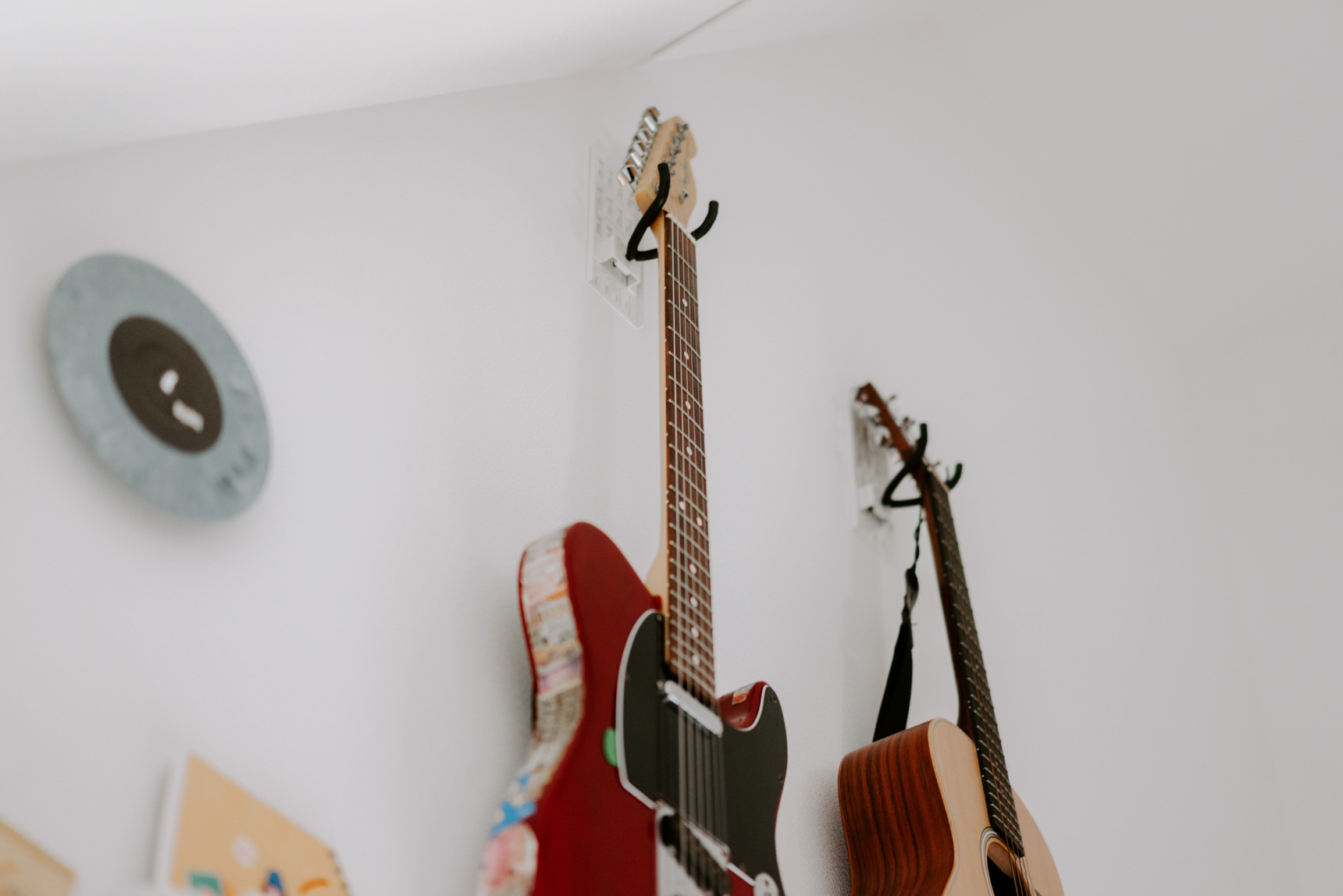 ギターも壁につける。ホッチキスで設置するタイプのフックなので、壁を傷つけることもありません。