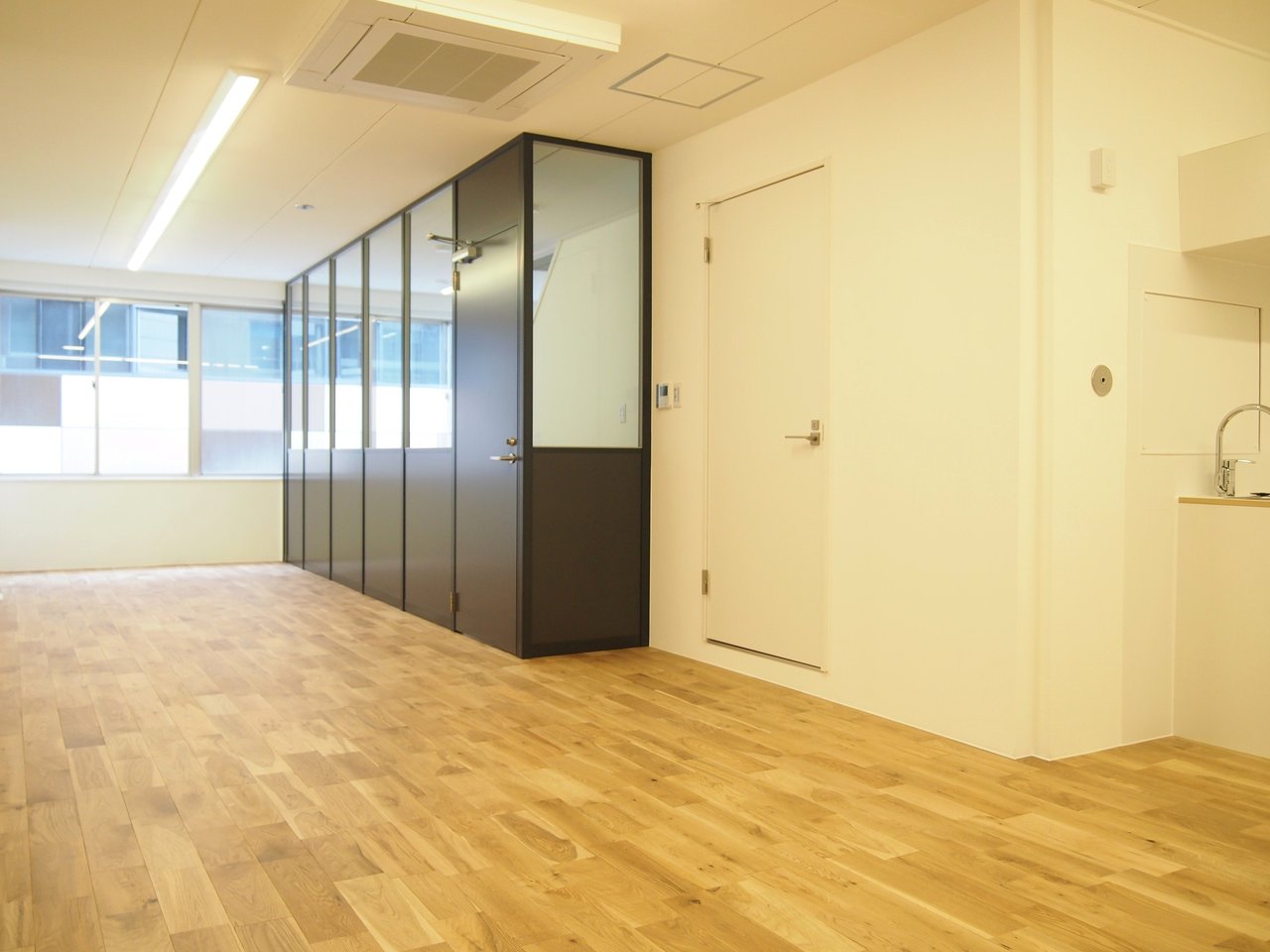 2F〜4Fはそれぞれワンフロア占有のオフィス空間。床はオーク材。やっぱり、無垢のフローリングっていいなぁ（おかげさまで全てのお部屋に1番手のお客様がいらっしゃいます）