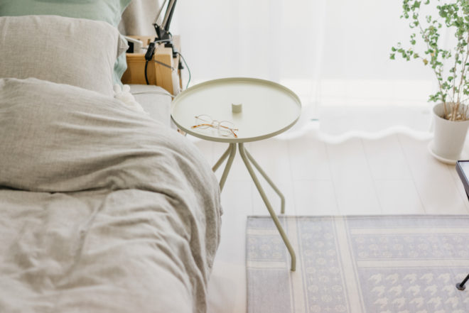 ソストレーネグレーネ Sostrene Grene サイドテーブル ローズガラス スマホや本、メガネの「ちょっと置き」に。ソストレーネグレーネの