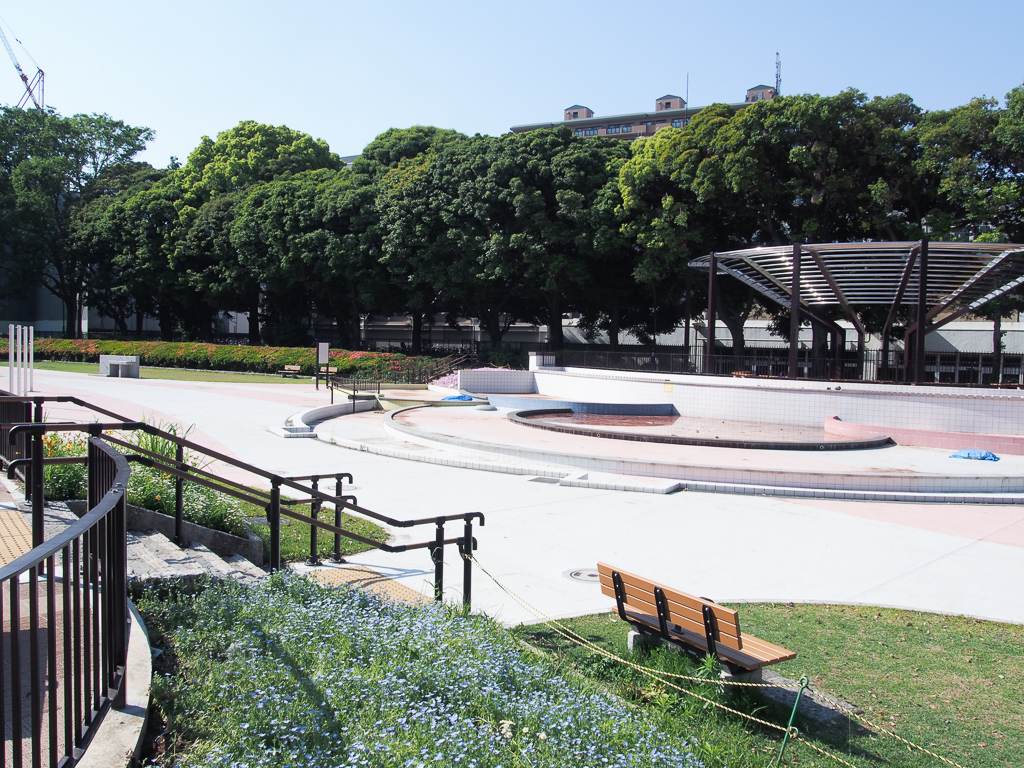 駒沢オリンピック公園内にある、”じゃぶじゃぶ池”。夏になったら子どもたちでいっぱいになるのだろうなぁ…