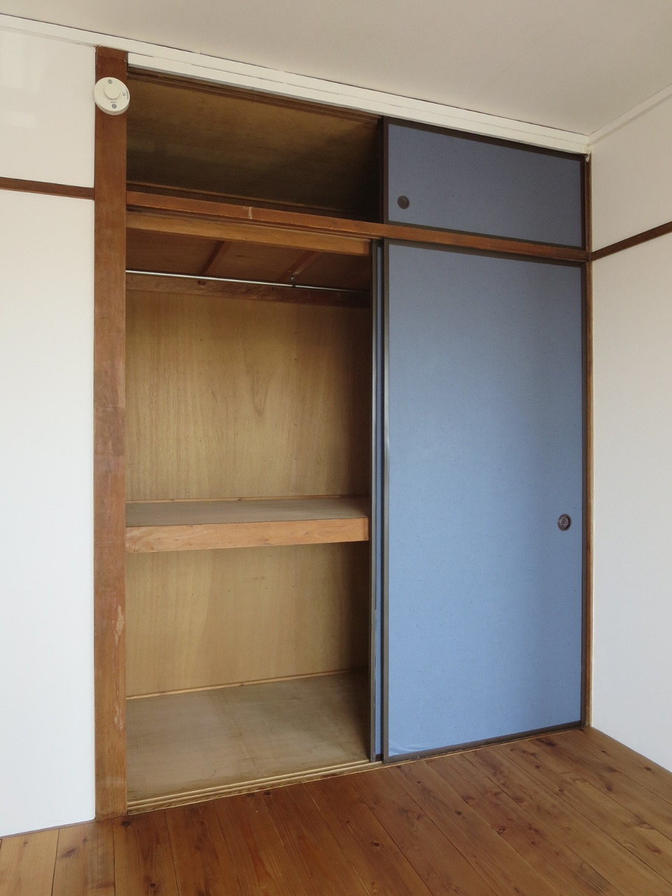もともとは昭和に建てられたお部屋ですが、その分収納は元が押入れなのでとっても広く、使い勝手がよさそうです。