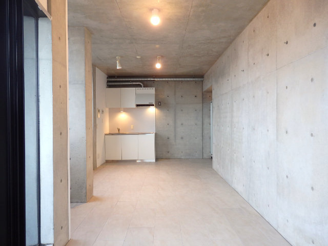 栄生駅から徒歩2分。設計士さんの工夫の凝らされたデザイナーズマンションです。壁はコンクリート打ちっぱなし。全部で16畳ほどの広々とした空間です。