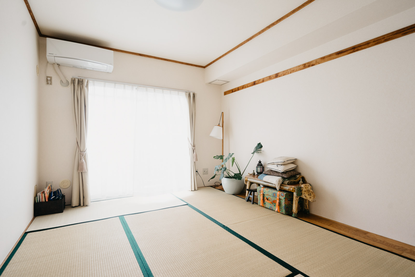 こちらは、反対側にある畳のお部屋。夜は家族4人分の布団を敷いてみんなで寝ます。子どもたちは日本的な暮らし方ができることに大喜びだったそう。