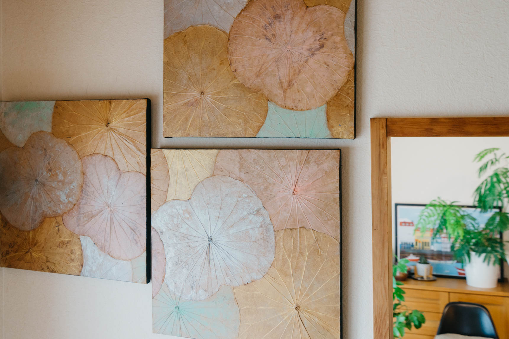 アートもたくさん飾られているdongurinokoさんのお部屋。こちらはハスの葉を使ってつくるワークショップで製作されたもの。