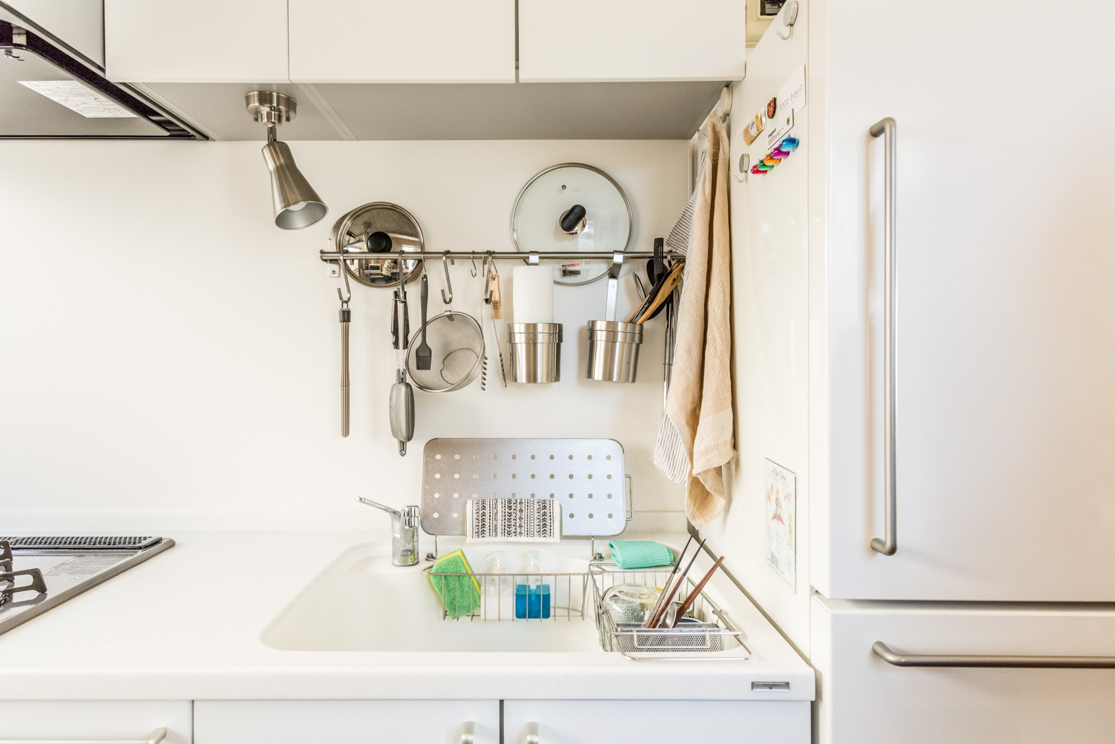 今ある収納や、つっぱり収納などを用意して、コンロ周りのキッチンアイテムもすべて吊るせるようにすると、拭き掃除が驚くほど簡単に。毎回「隅々まで拭く」のが習慣にできるかも（このお部屋はこちら）