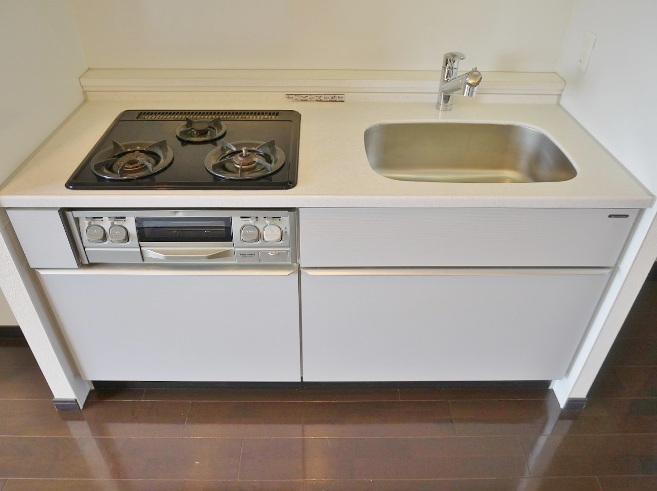 システムキッチンは3口コンロでお洒落なホワイトカラー。毎日の自炊が楽しくなっちゃいますね。