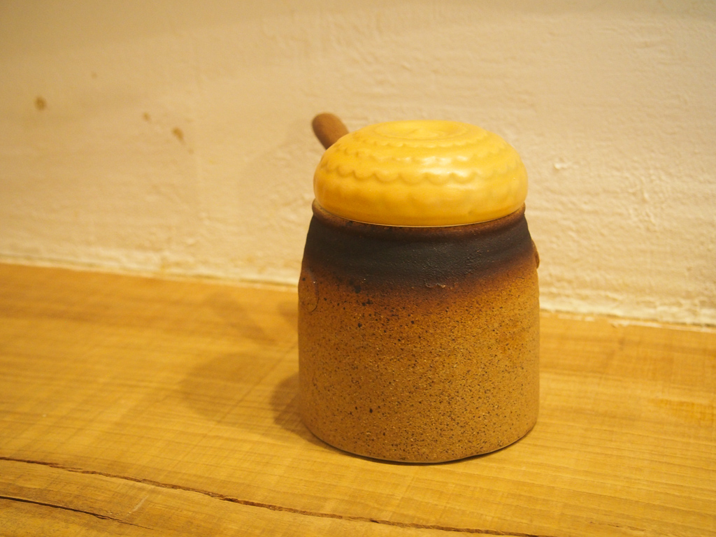 ホットケーキのシロップが入った陶器の瓶。かわいらしいです。