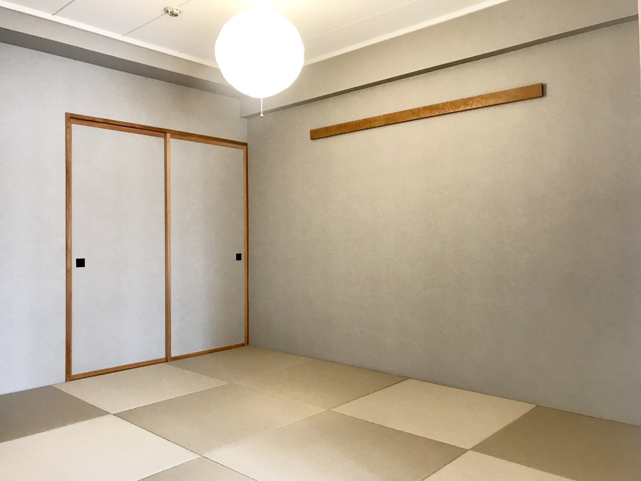 こちらも和室の残るお部屋。ハプティックが監修したナチュラルリノベーションのお部屋です。壁紙もシックなグレーに張り替えられていて、先ほどの部屋とも少しまた違う雰囲気ですね。