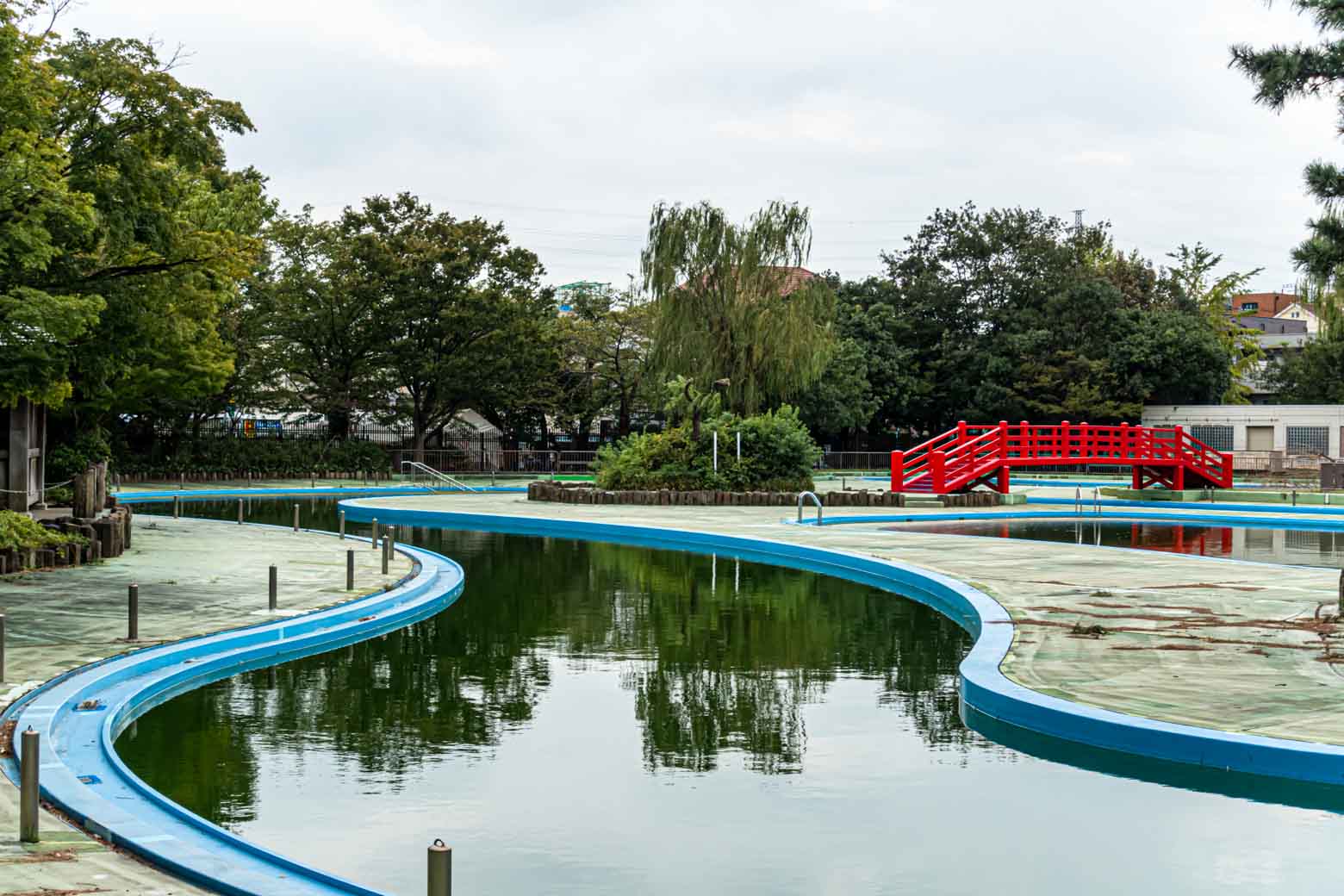 菊名池公園に到着。敷地内にプールがあり、7月中旬から9月初旬頃まで営業しています。1時間単位でも利用できるので、ちょっとした気分転換にも良さそうです。