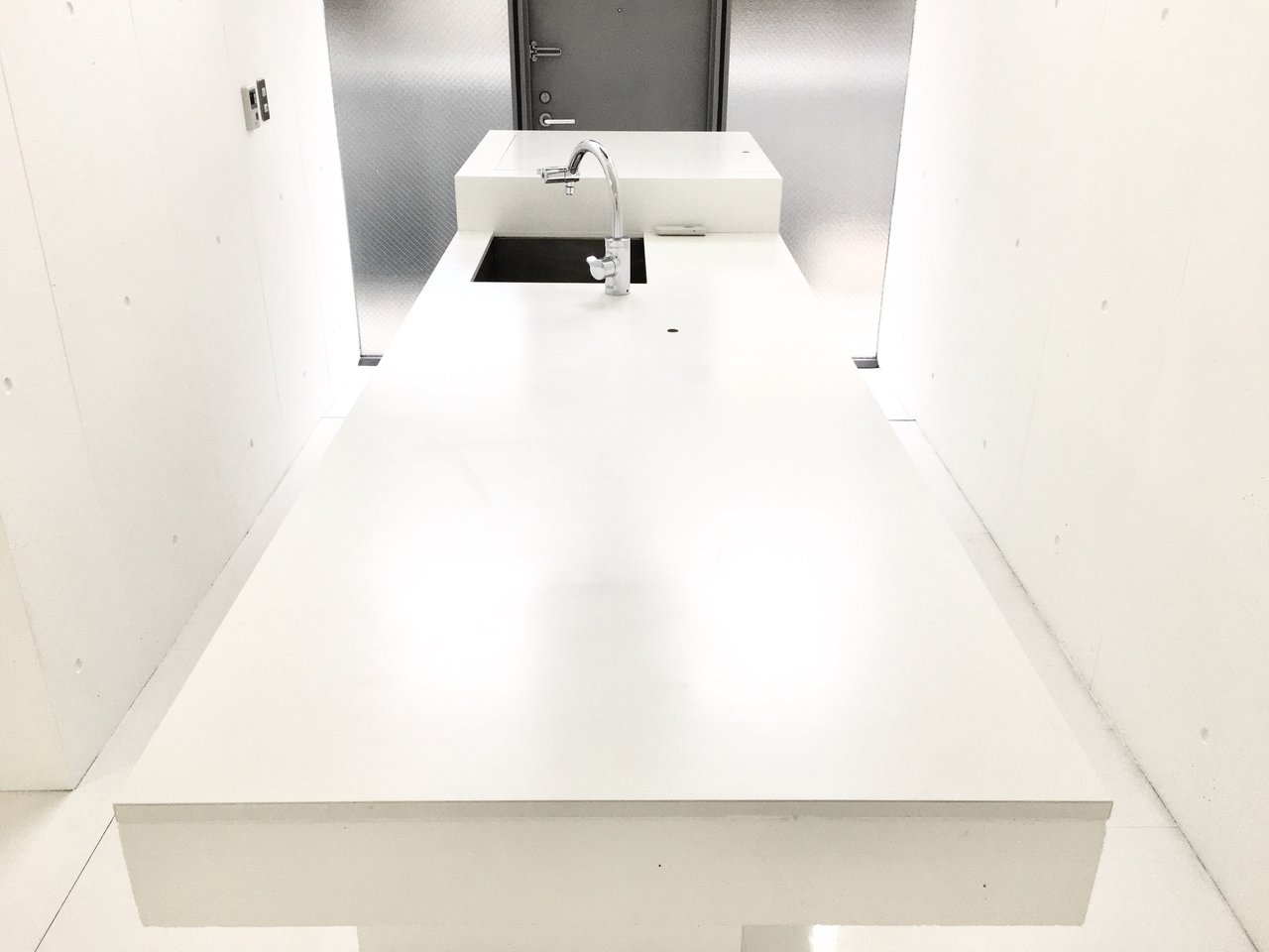 ゆったりとした広さのあるキッチン台は、作業スペースとはもちろん、ダイニングテーブルや仕事をする際のデスクとしても使えそうです。