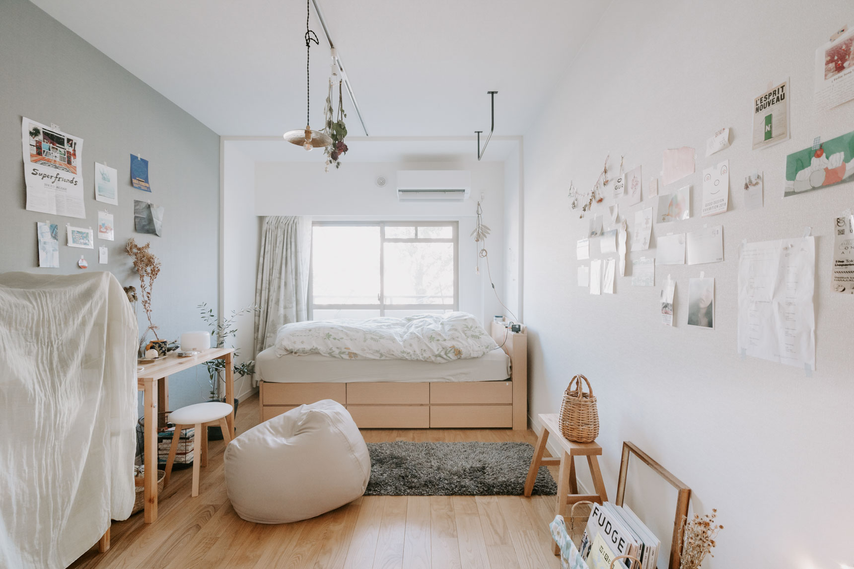 7畳ほどのお部屋で、ベッドやデスク、棚などは、前に住んでいたお部屋からそのまま持ってきたものだそう。ちょうど床の色とも合うナチュラルな色合いで揃っていますね。