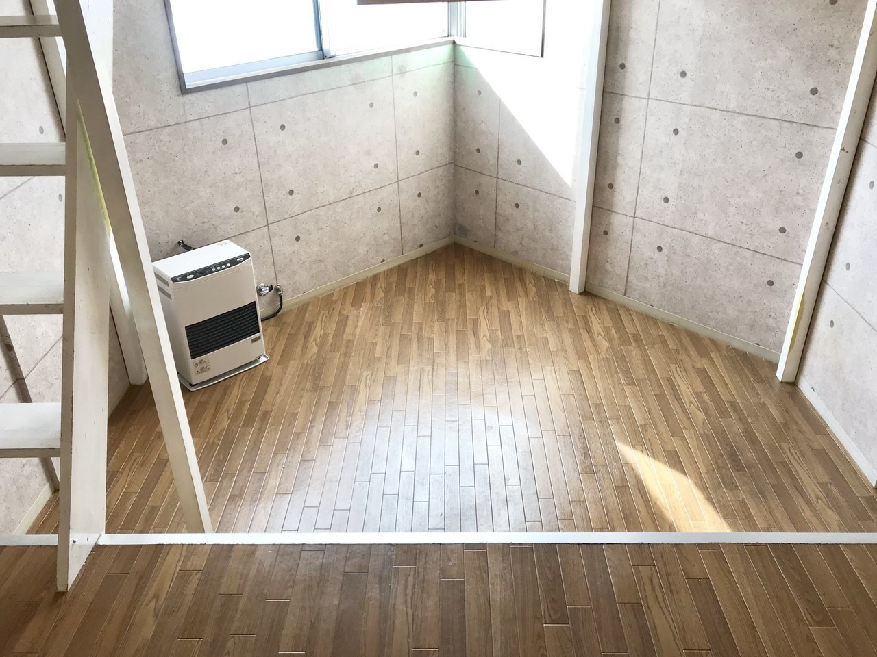 壁紙はコンクリートをデザインしたもの。床はクッションフロアになっていて、柔らかく過ごしやすいですよ。