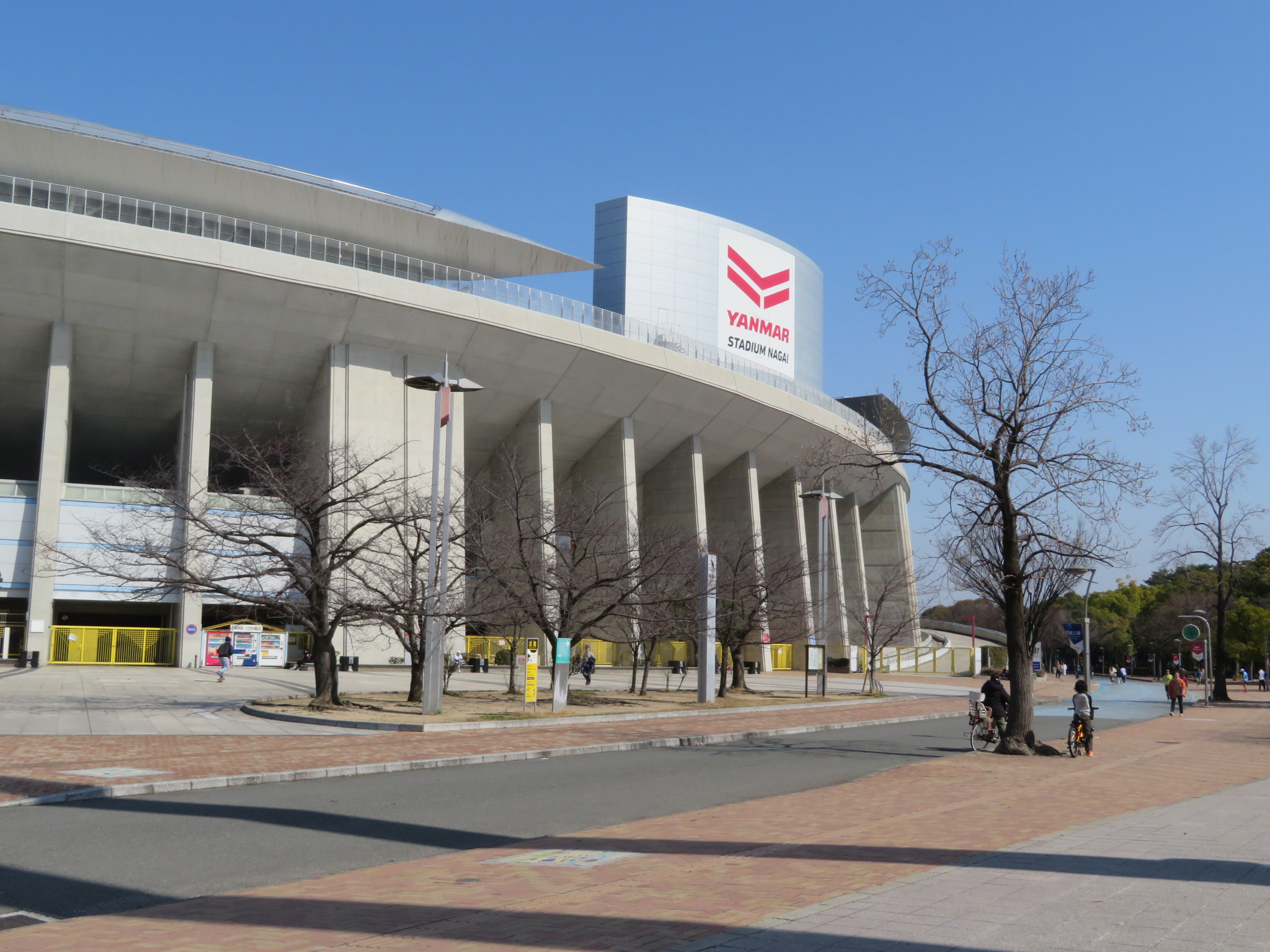 その長居公園の中には、「ヤンマーフィールド長居」という大きな競技場があり、サッカーJリーグのセレッソ大阪のホームスタジアムでもあります。
