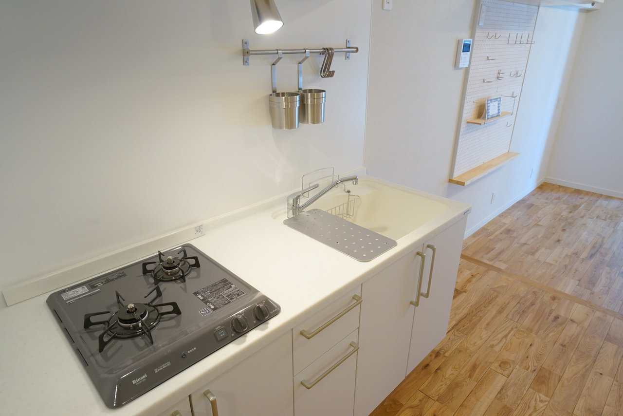 キッチンもgoodroomのオリジナルデザイン。壁はフックがかけられるようになっているので、フライパンなどの調理器具を見せる収納にできます。