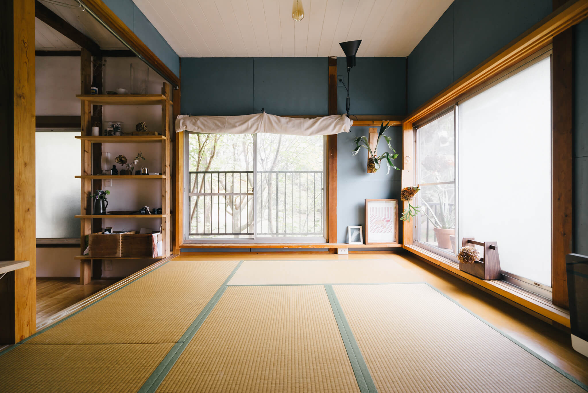 寝室として使っている畳の小上がりは、落ち着くブレーグレーの塗料を塗って、緩やかに空間を区切っています。