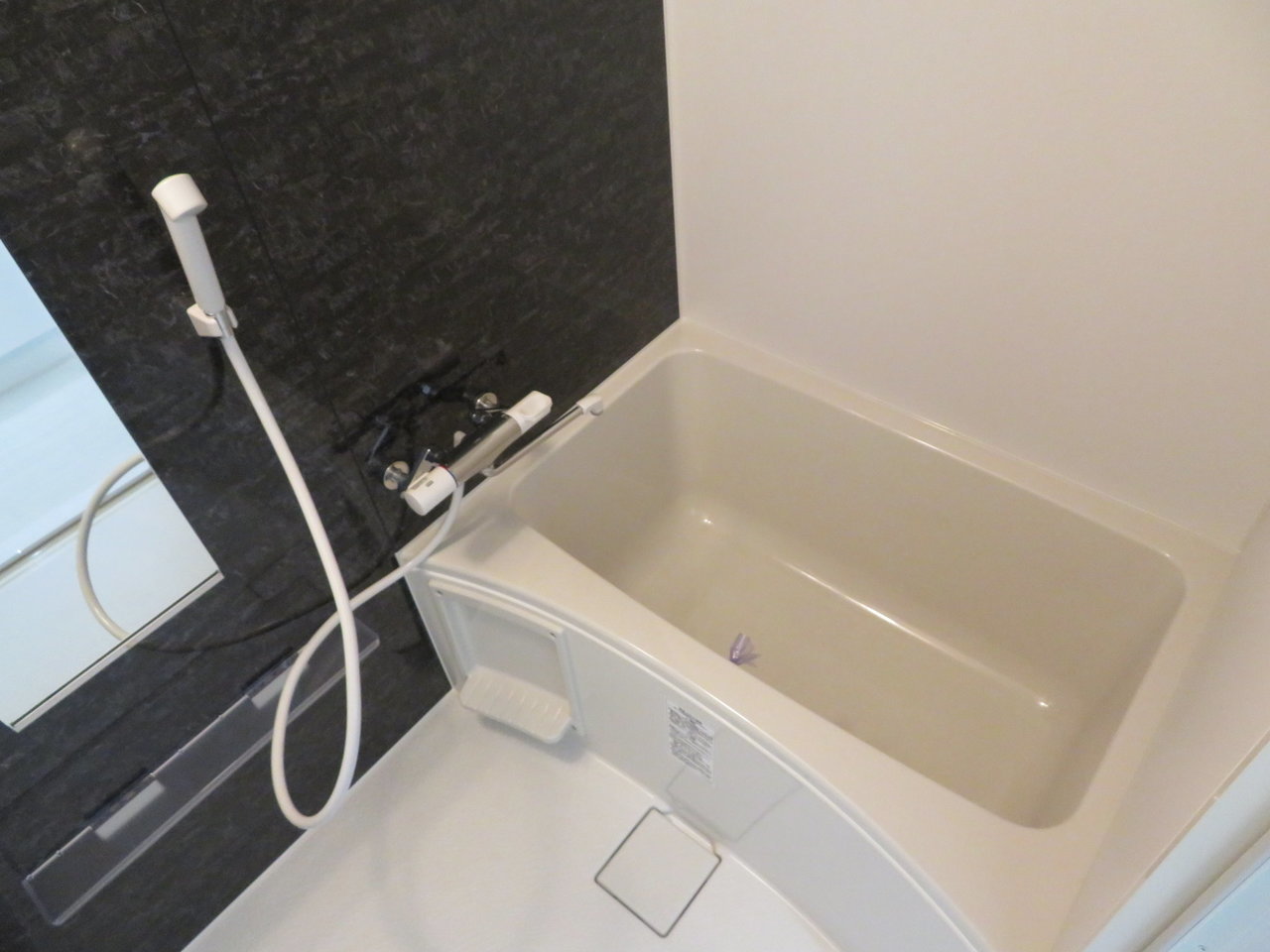 フルリノベーション、ということでもちろんお風呂も新しいものになっていますよ。バストイレ別なのもうれしいですね。独立洗面台も完備されているお部屋です。
