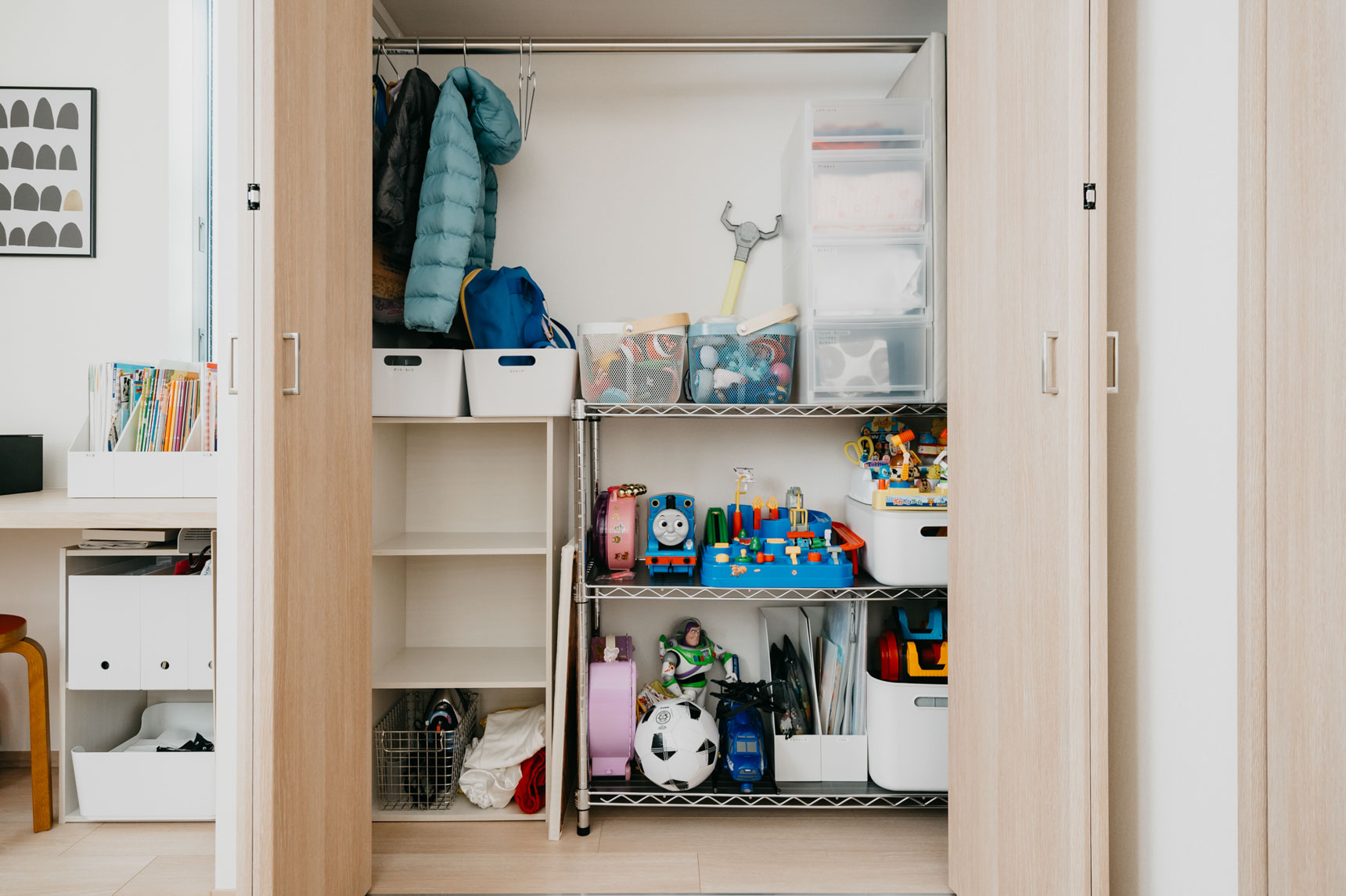収納棚の中は、お子さんが自分で使ったものを片付けられるようにわかりやすく整理されています。