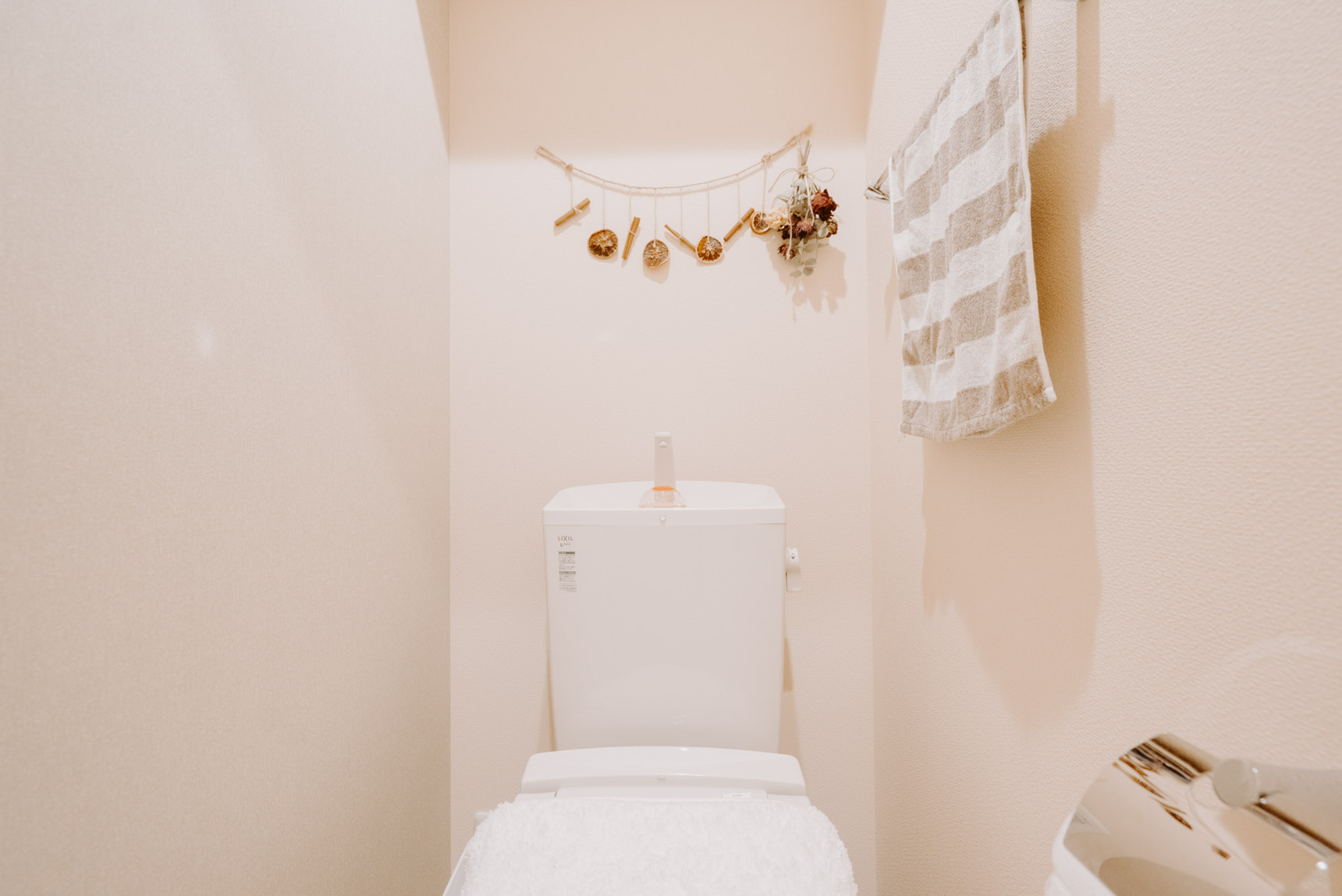 トイレなど、小さなスペースには、麻紐と組み合わせた小さな飾りを。