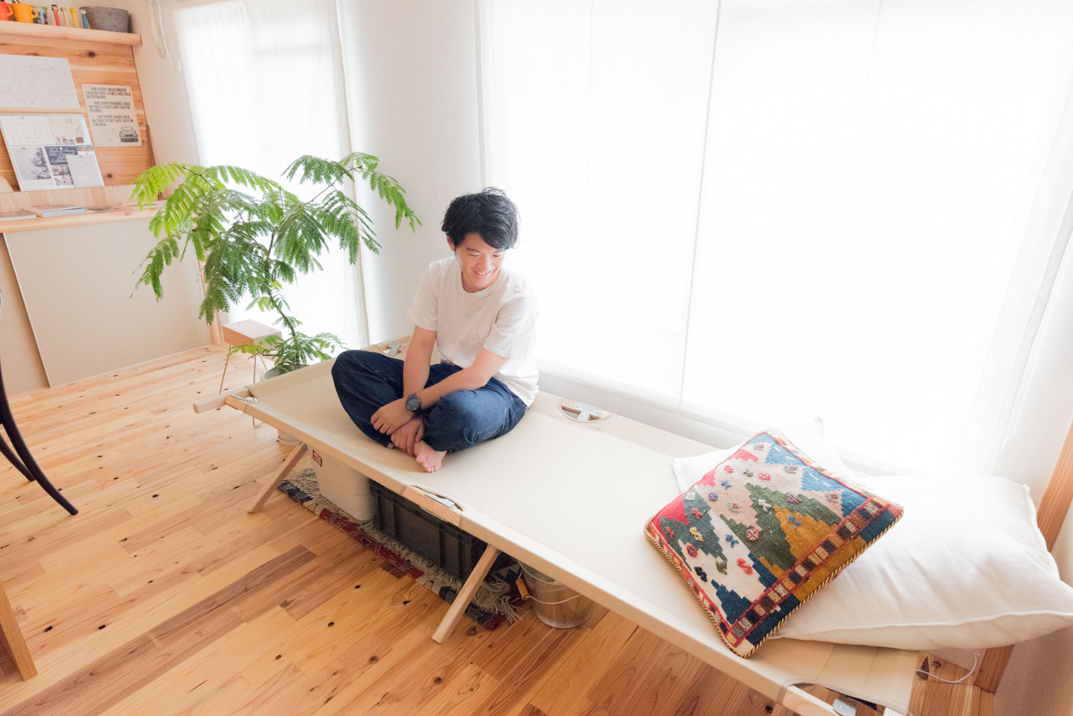 saki さんの部屋では、背の高い家具は「白い布」で目隠し。壁と同じ色だから、溶け込んで広く見えます。