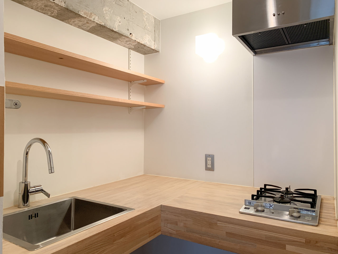 L字型になったキッチンは、もちろん作業スペースが広々。じっくりこもって、飲みながら料理を楽しみたい方にぴったり！