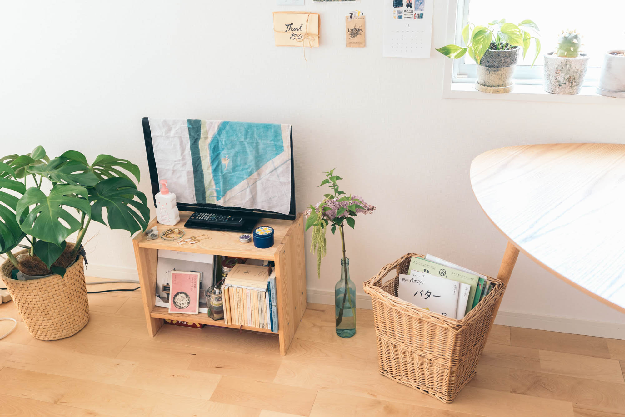 テレビ台はIKEAのもの。木の家具や、藤のカゴなど自然素材のものがよく馴染むお部屋です。