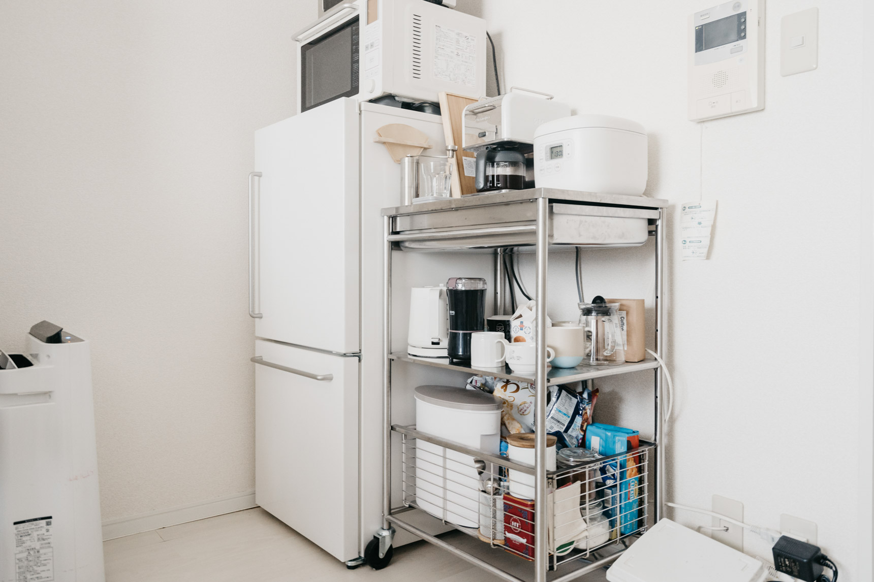 冷蔵庫の横にあるのはIKEAのキッチンワゴン「KUNGSFORS（クングスフォルス）」。シンプルなデザインでクールなインテリアに馴染みます。