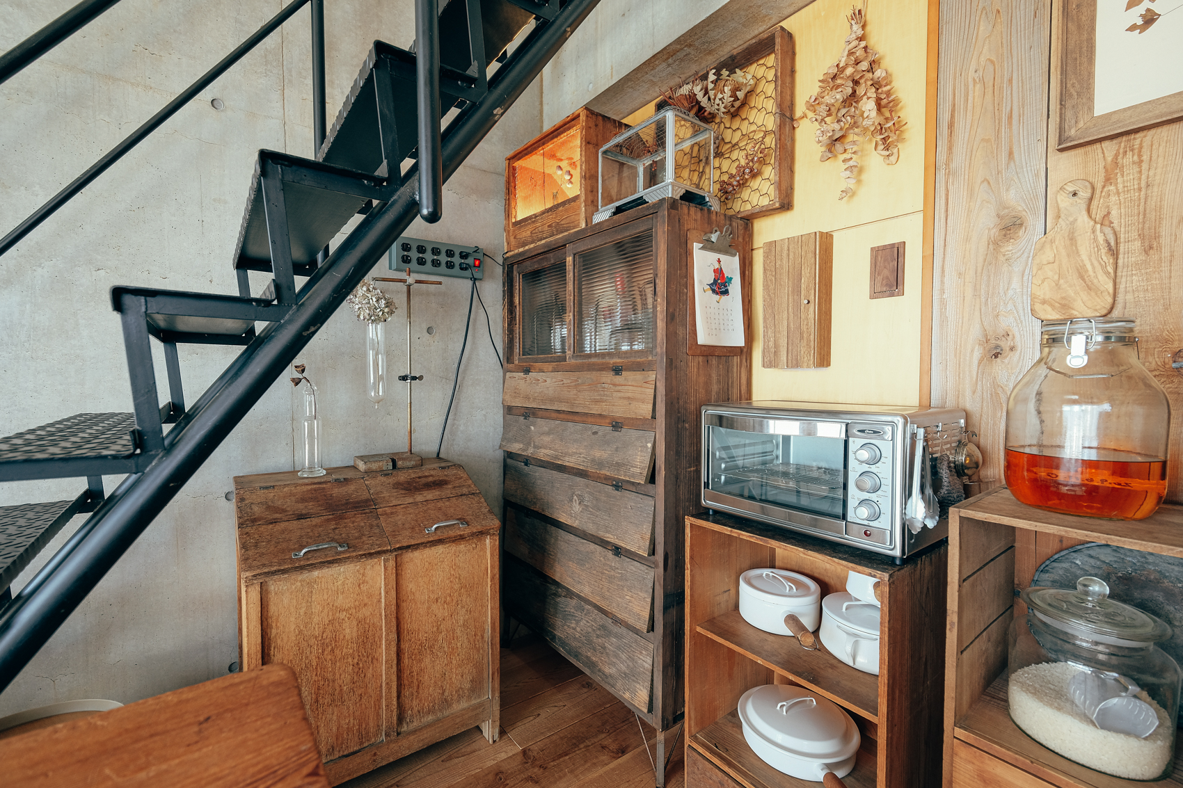 食器棚など大型の古道具は、引っ越してきてスペースに気兼ねなく置けるようになってから購入されたもの。