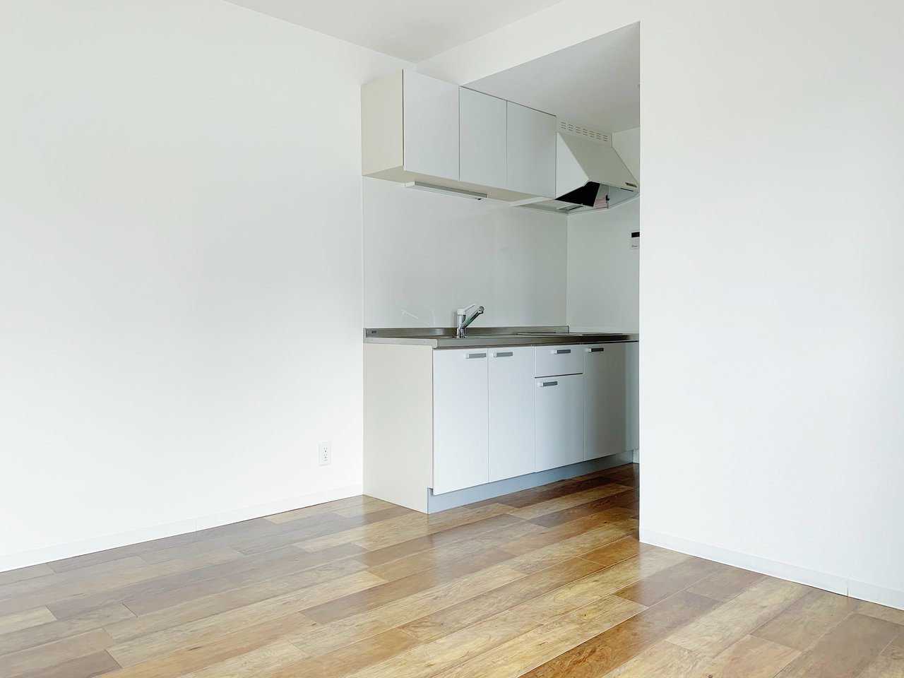 キッチンがシンプルな白なのも嬉しいな！小さなお部屋でも、統一感があって暮らしやすそうです。