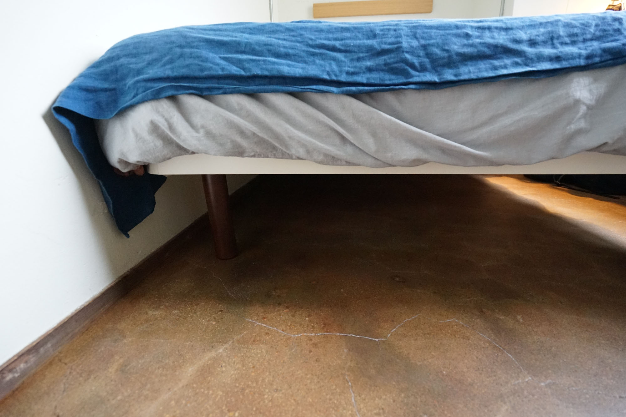 ベッド下のスペースが空いていることを発見したので、ここの下に収まるようなカバンを使うと、よりすっきりと暮らせそうです。