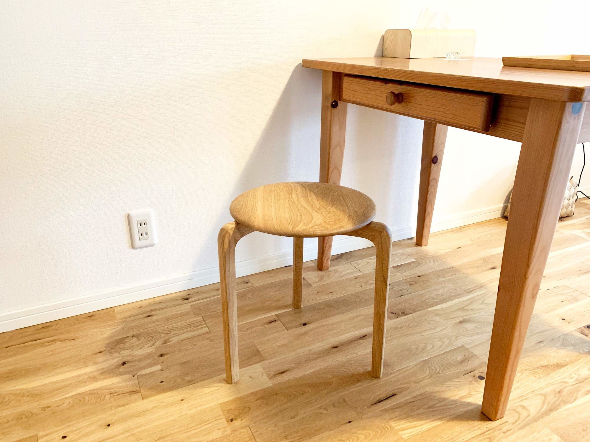 充実した日々の相棒は、優しく滑らかなLISCIO無垢材スツールでした