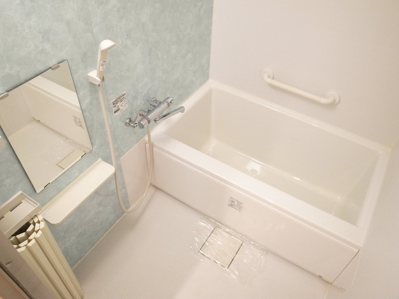バスルームのクロスも明るめの水色を採用しています。まだまだきれいなお風呂ですよ～！