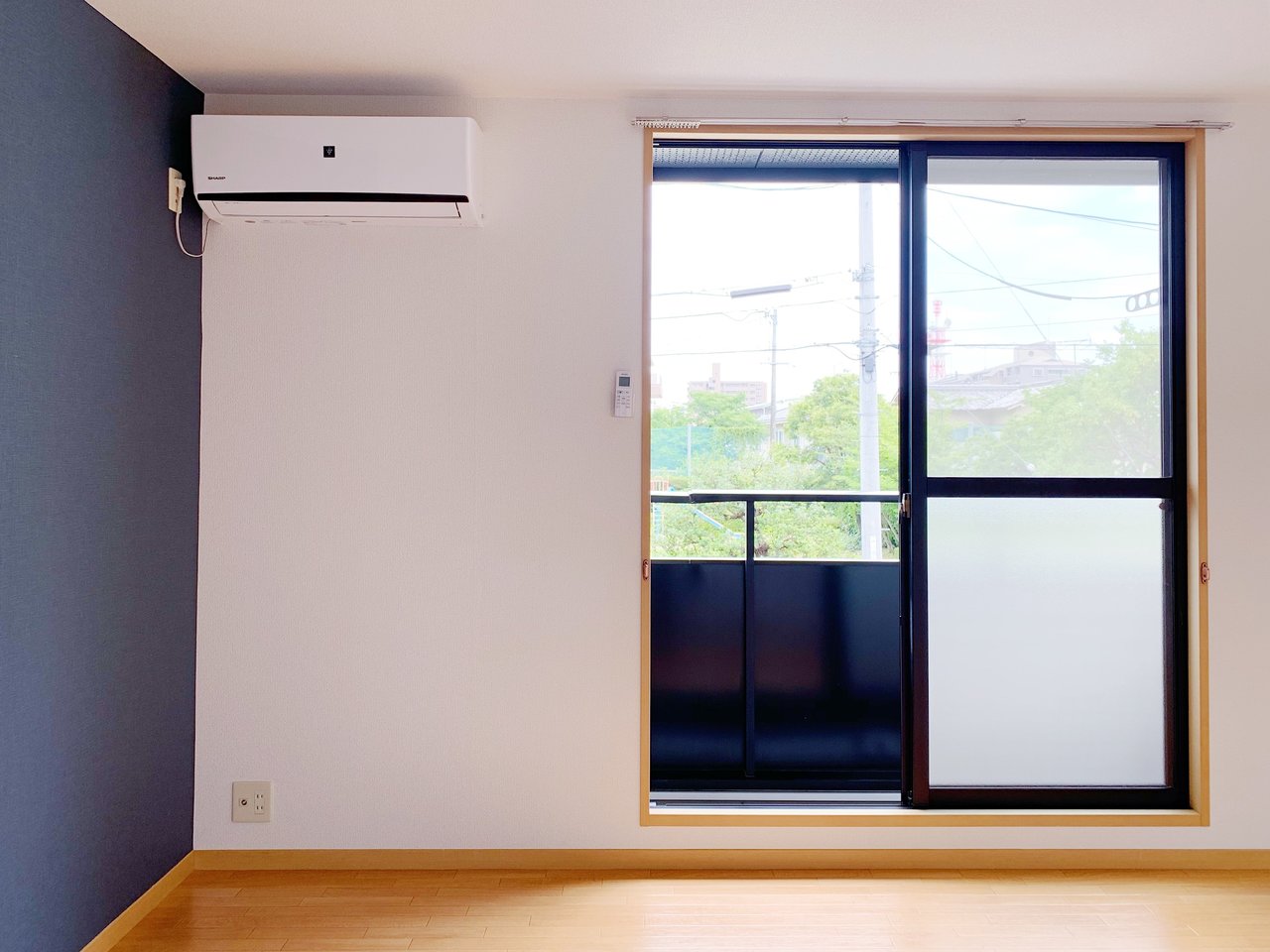 窓に対して横長のお部屋なので、家具の配置がしやすいですよ。