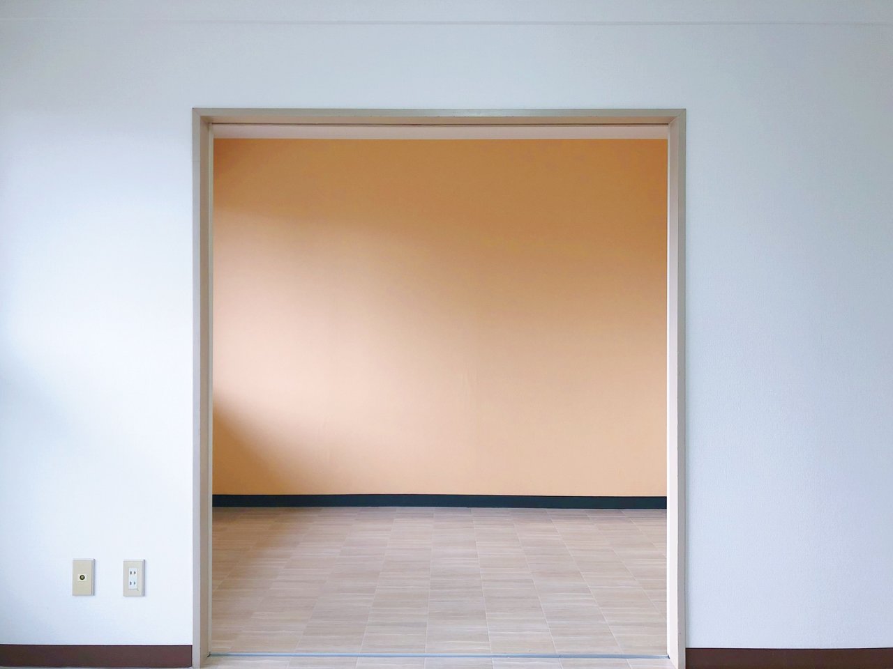 もう一つの個室とは隣り合わせで繋がっています。明るいオレンジ色の壁紙が元気をくれそう。